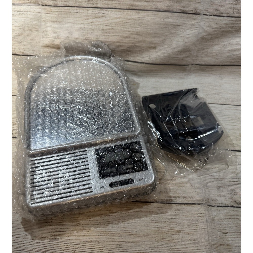 Avon 2004 Shower AM / FM Radio with a Fog Free Mirror Read New Old Stock GTb23
